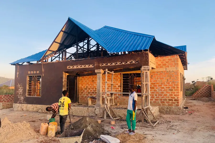 Chantier de construction : maçonnerie en briques et charpente métallique sous toiture neuve