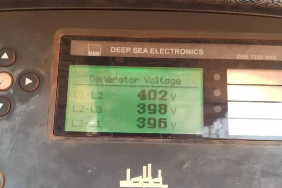 Tableau de contrôle d'un groupe électrogène affichant les tensions de sortie